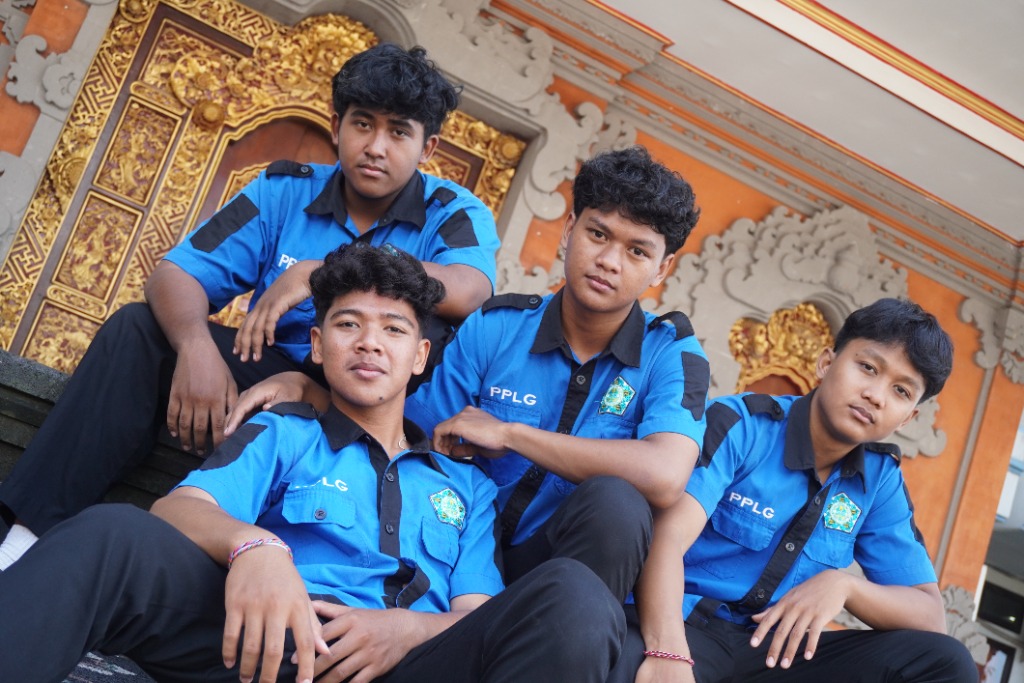 Siswa XI PPLG di Tangga Pura