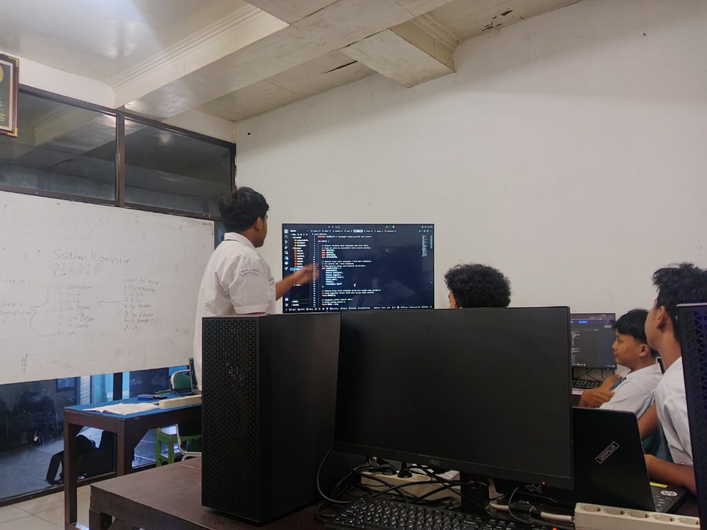 Presentasi kode bahasa c membuat input nilai rapot secara dinamis untuk menghitung rata rata nilai